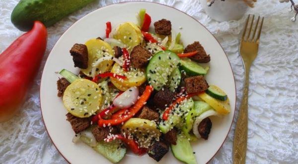 Овощной салат с кабачком, болгарским перцем и домашними сухариками