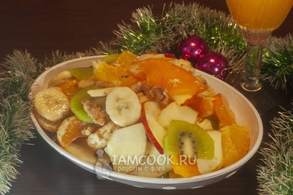 Постный фруктовый салат с орехами и изюмом на Новый год