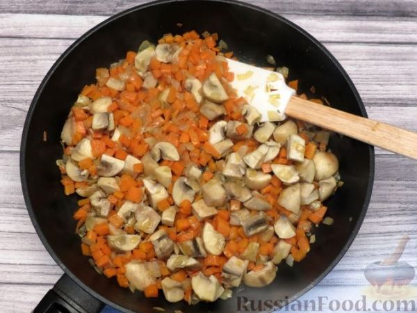 Рис с курицей, грибами и овощами (в духовке)