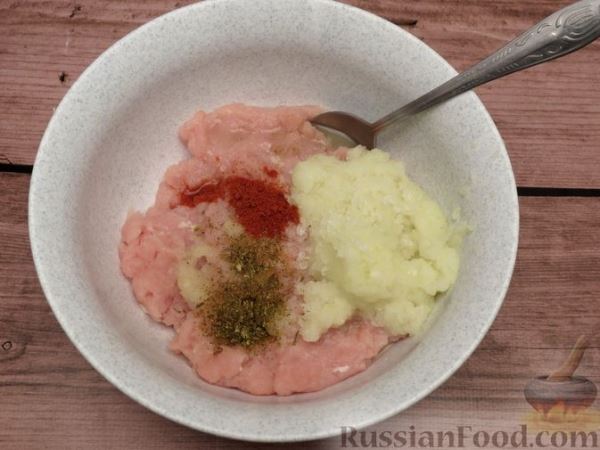 Рулеты из лаваша с фаршем и томатным соусом (в духовке)