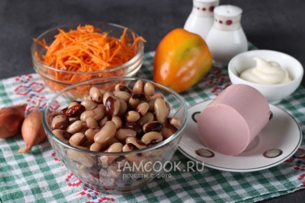 Салат «Фасолинка» с корейской морковью и колбасой