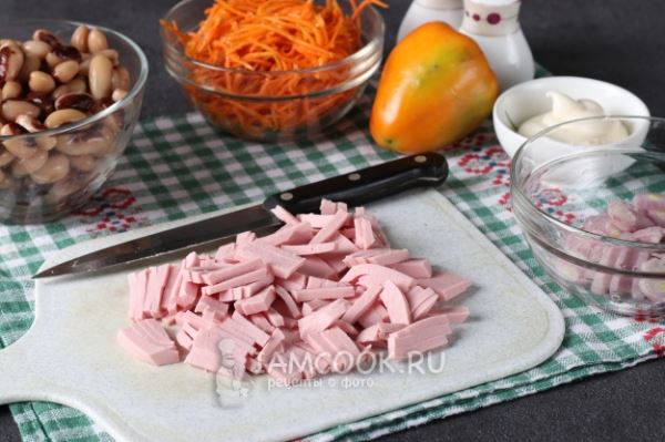 Салат «Фасолинка» с корейской морковью и колбасой