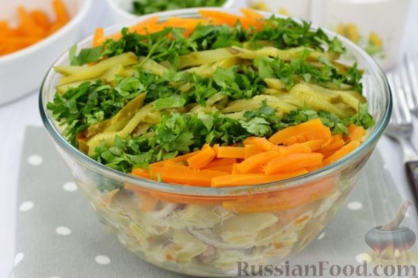 Салат с курицей, картофелем, маринованными огурцами и морковью