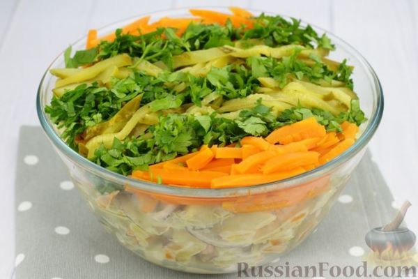 Салат с курицей, картофелем, маринованными огурцами и морковью