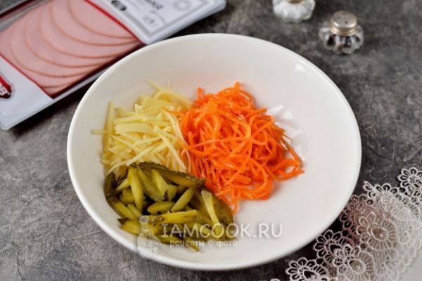 Салат с вареной колбасой и корейской морковью