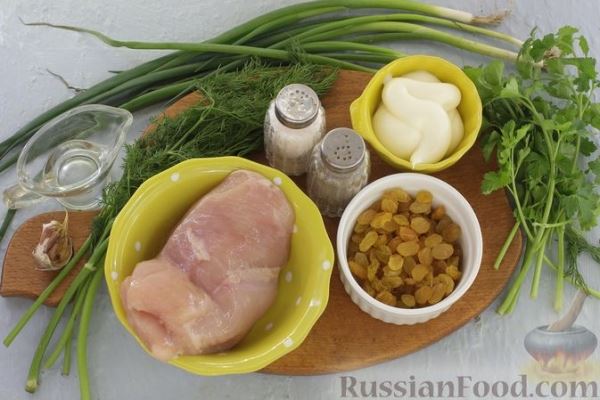 Салат с жареной курицей, изюмом и зеленью