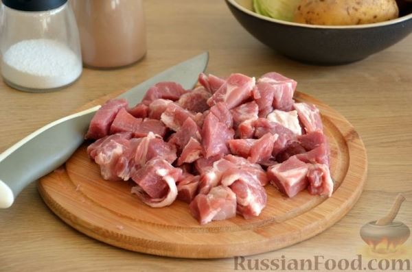 Солянка со свининой, копчёной колбасой, капустой и стручковой фасолью