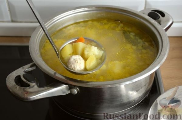 Суп из цветной капусты с куриными фрикадельками и рисом