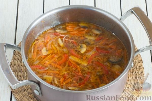 Суп с фунчозой, грибами, овощами и соевым соусом