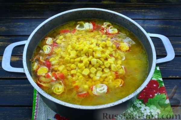 Суп с крабовыми палочками, рисом и кукурузой