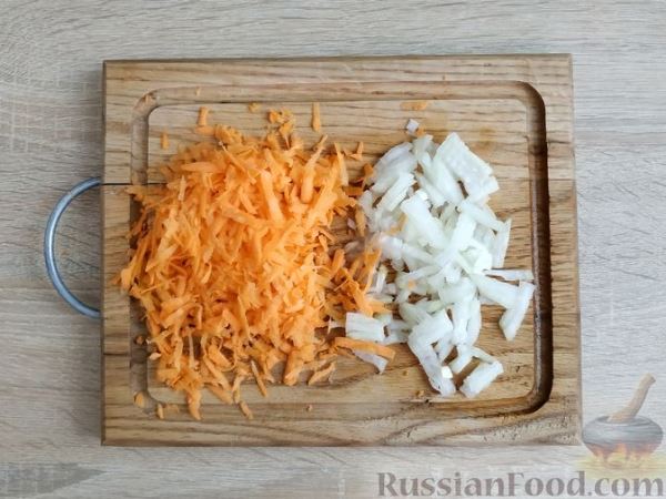 Тефтели с рисом и морковью, тушенные в сметанном соусе