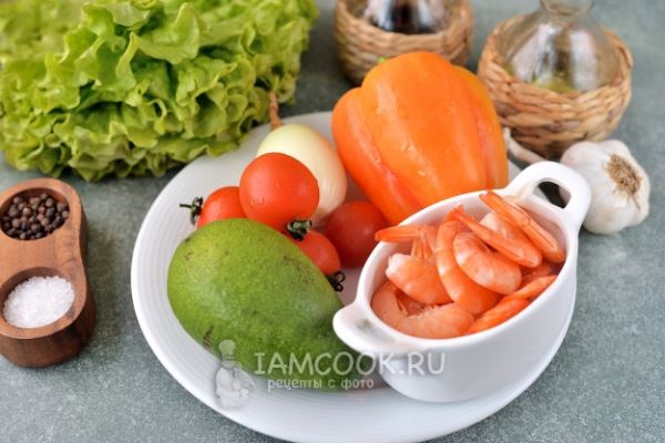 Теплый салат с авокадо и креветками
