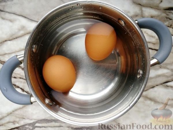Закрытый дрожжевой пирог с тушёной капустой и варёными яйцами