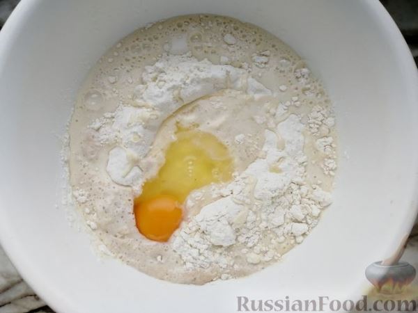Закрытый дрожжевой пирог с тушёной капустой и варёными яйцами