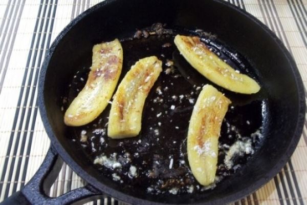 Жареные бананы с лимонным соком на сковороде