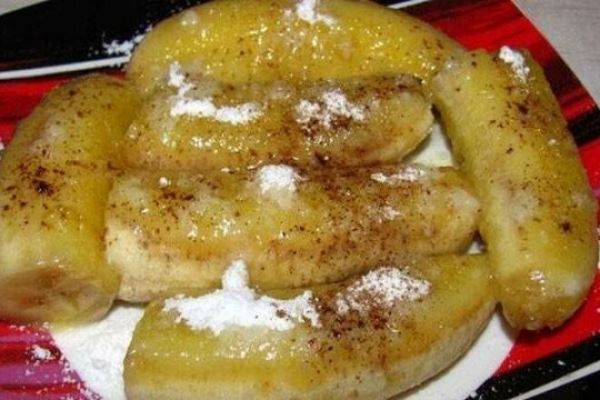 Жареные бананы с сахаром на масле