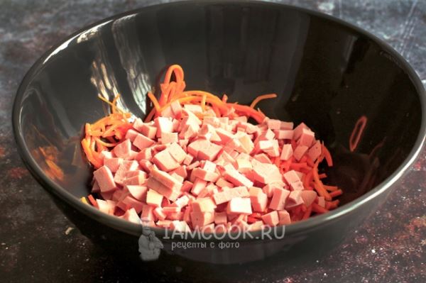 Салат с колбасой, кукурузой и морковью по-корейски