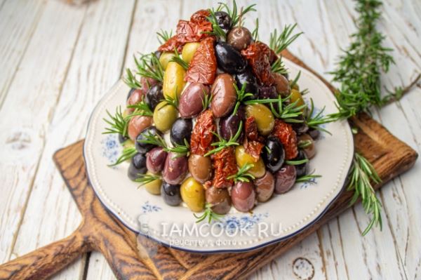 Сырная ёлка с оливками и вялеными томатами (новогодняя закуска)