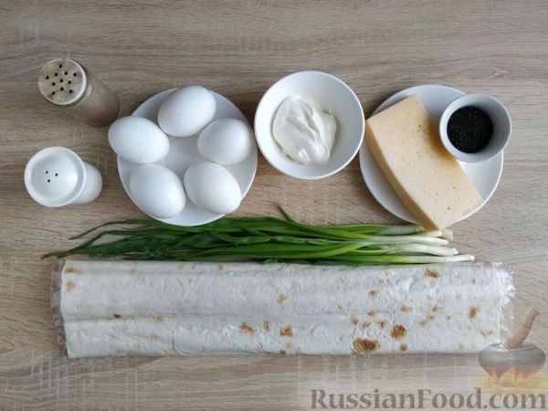 Трубочки из лаваша с варёными яйцами, сыром и зелёным луком (в духовке)