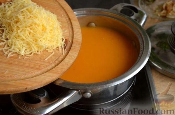 Картофельный суп-пюре с сыром, на курином бульоне