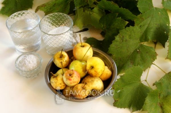 Моченые яблоки с виноградными листьями