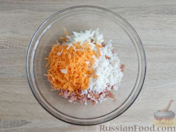 Тефтели с рисом и морковью, тушенные в сметанном соусе