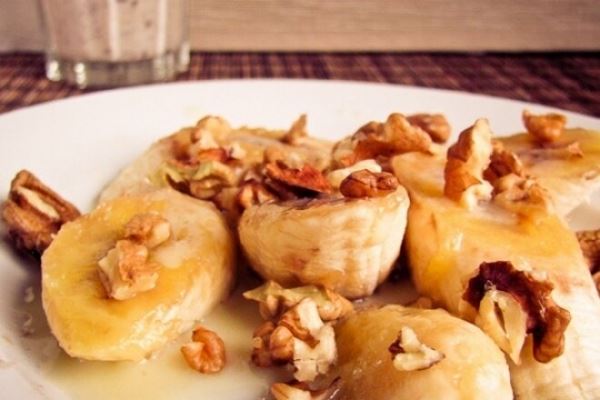 Медовые бананы с орехами и йогуртом