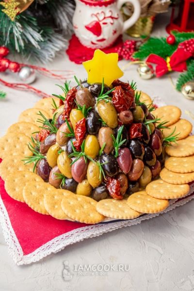 Сырная ёлка с оливками и вялеными томатами (новогодняя закуска)